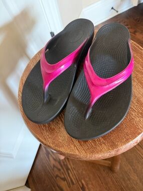 OOFOS Women's Black Flip Flop Sandals with Pink Straps